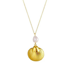 
Embrace the beauty of the ocean with our captivating Kaia necklace
Glistening like treasures washed ashore, this necklace features a lustrous freshwater pearl paire
