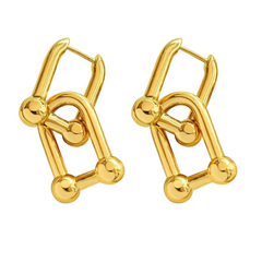 Our Gigis are the perfect statement earrings
With a simple yet bold chain link design featuring horse shoe elements these earrings will be your go-to for events this