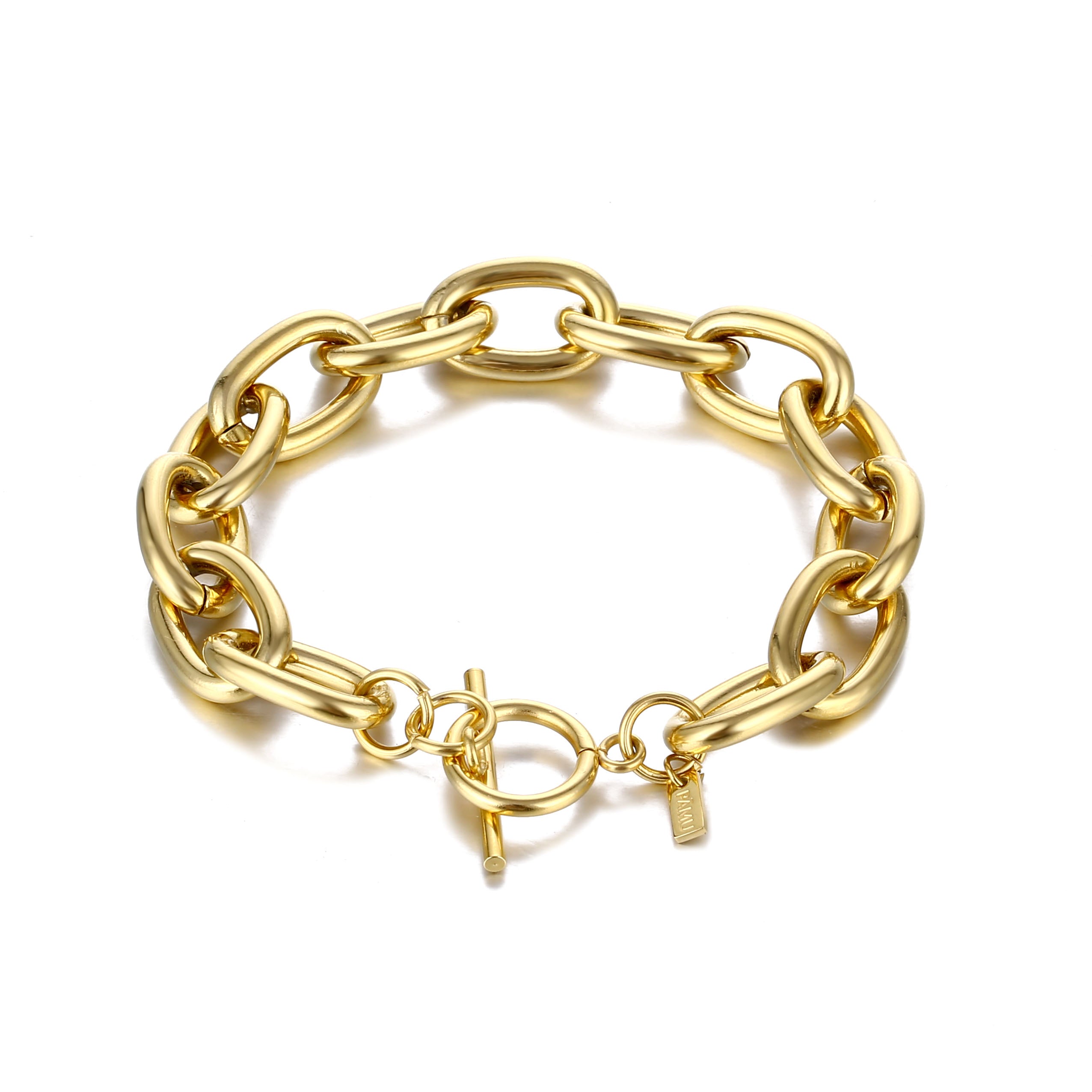 Our Cece bracelet  is such a versatile piece that can be worn for any occasion. Wear yours solo or stacked with some of our other styles. Featuring chunky chain link